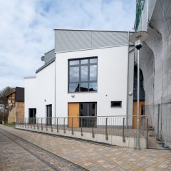 Außenansicht Bürgerhaus Heckholzhausen mit Bachlauf