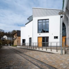 Außenansicht Bügerhaus Heckholzhausen mit Bachlauf