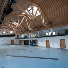 Bürgerhaus Obertiefenbach Blick von linker Seite in Saal und Empore
