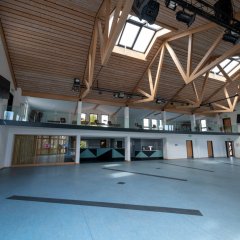 Bürgerhaus Obertiefenbach Blick von linker Seite in Saal und Empore