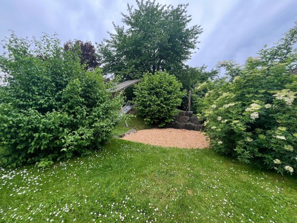 Rutsche und Kletterfelsen auf dem Spielplatz am Rathaus