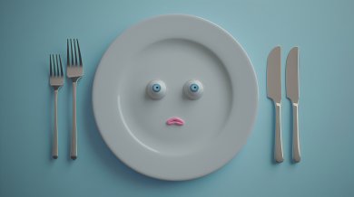 Ein leerer Teller blickt mit KI-generiertem Gesicht traurig