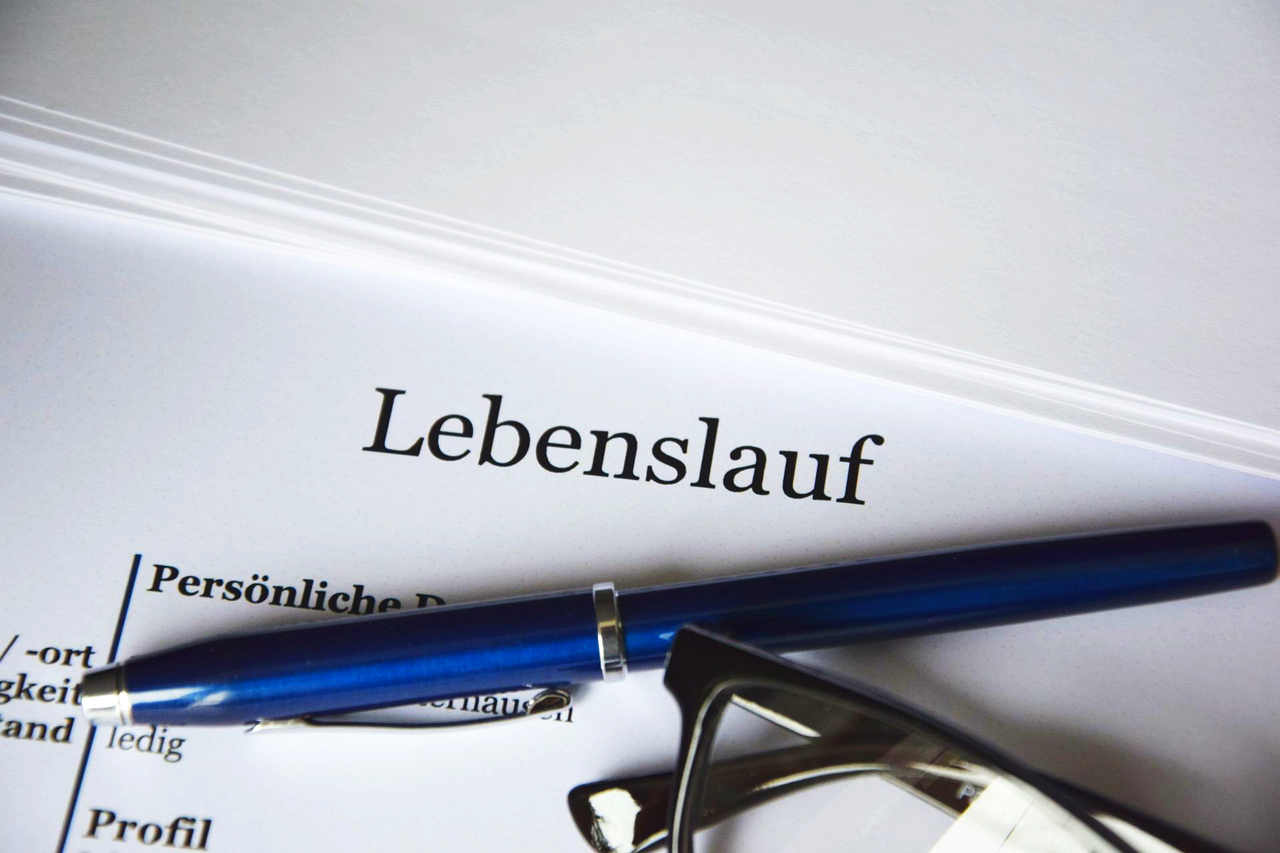 Ein Forstmitarbeiter fällt einen Baum mit der Kettensäge