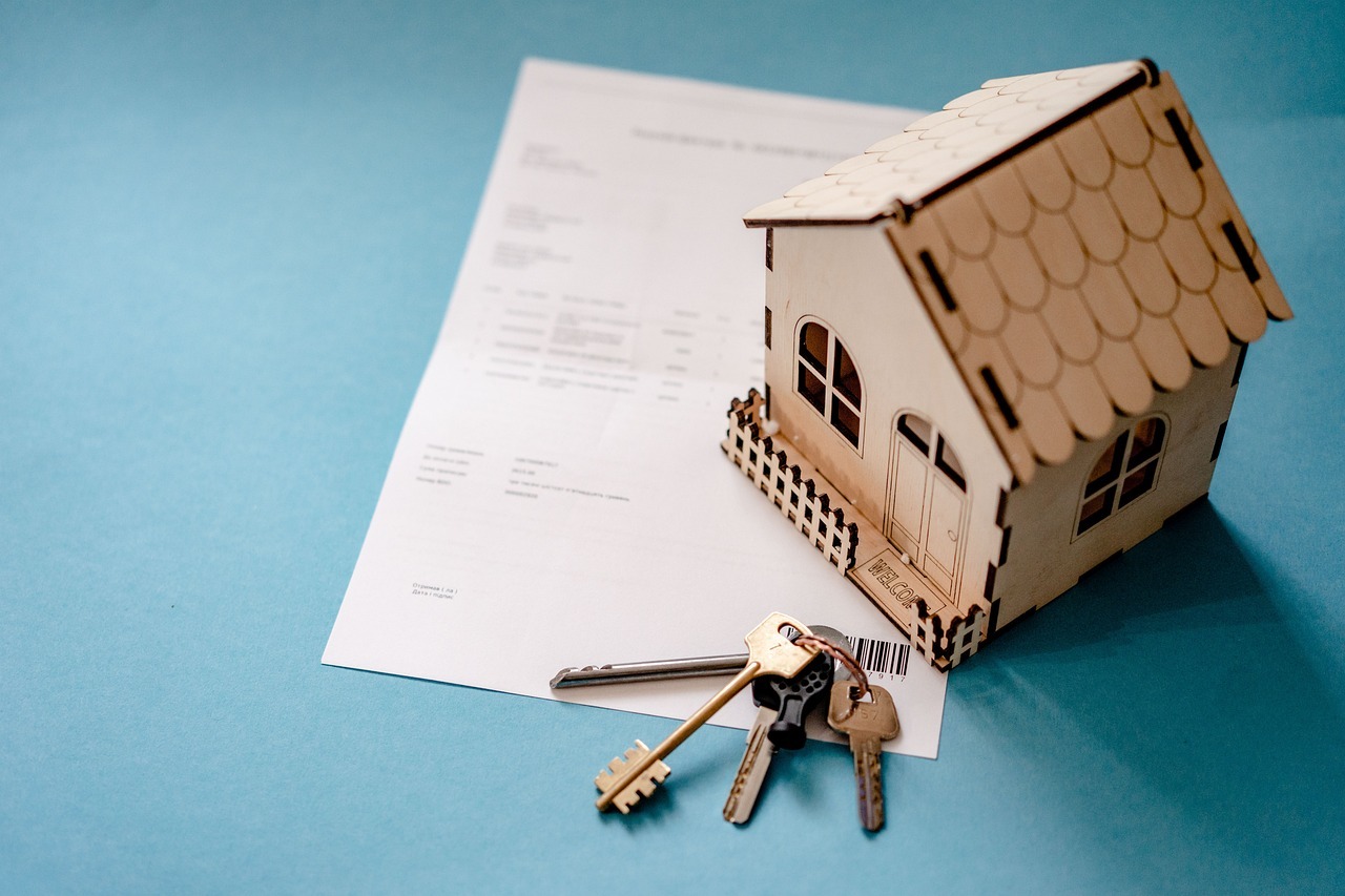 Modellhäuschen auf einem Dokument - Symbolbild - Verlinkung zum Immobilien-Preis-Kalkulator